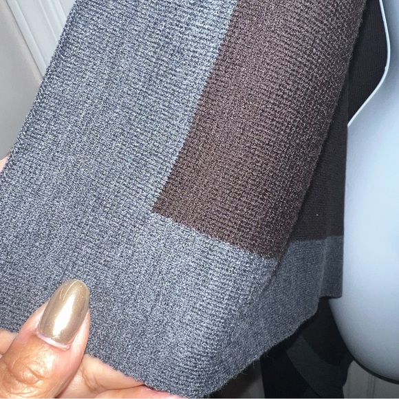 St. John Sweater - Picture 7 of 9